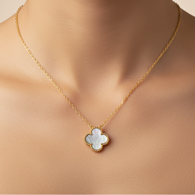 Collier en quartzite de Tahiti orné d'un trèfle