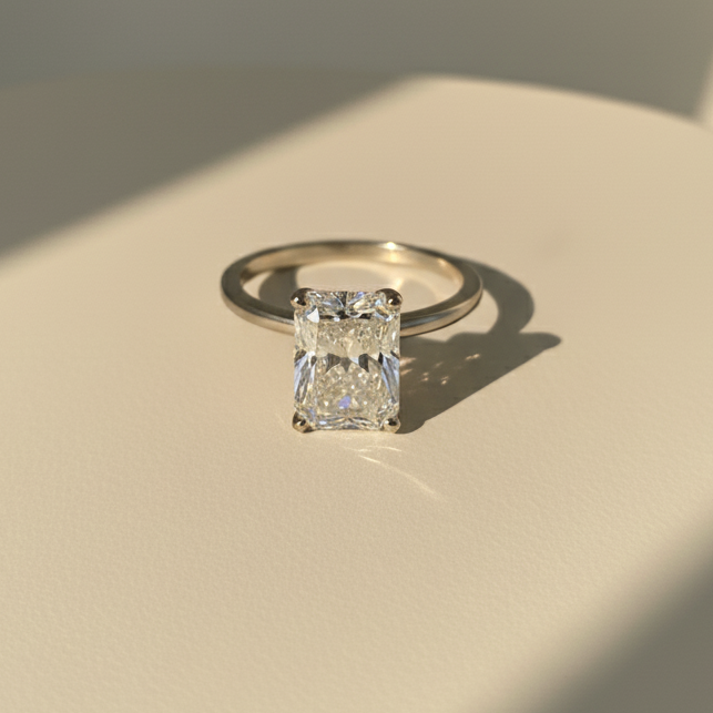 Bague solitaire en diamant de laboratoire taille émeraude