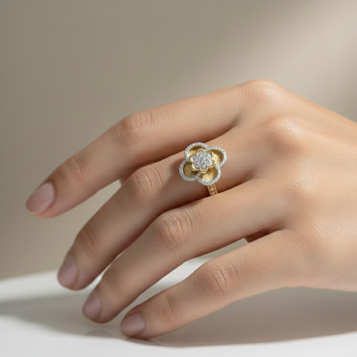 Bague Trèfle Diamant avec Centre Fleur