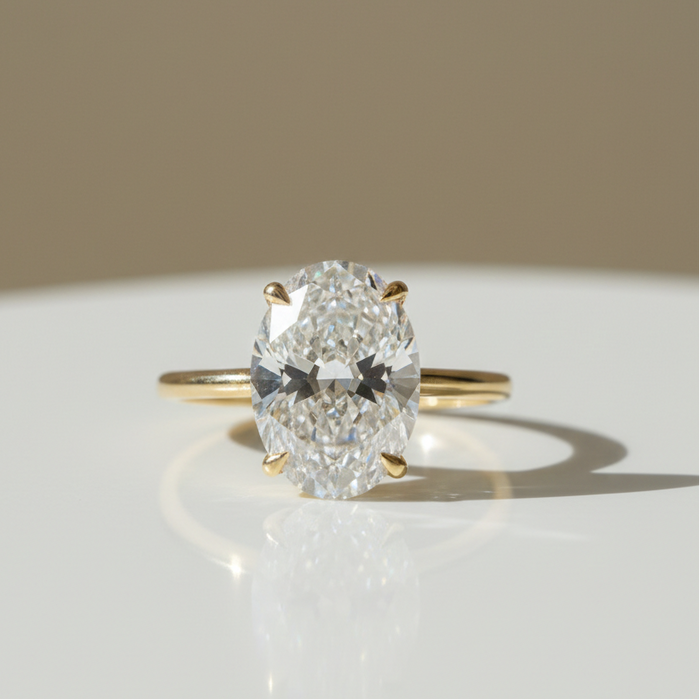 Bague Solitaire Ovale en Diamant de Laboratoire avec Diamants Latéraux