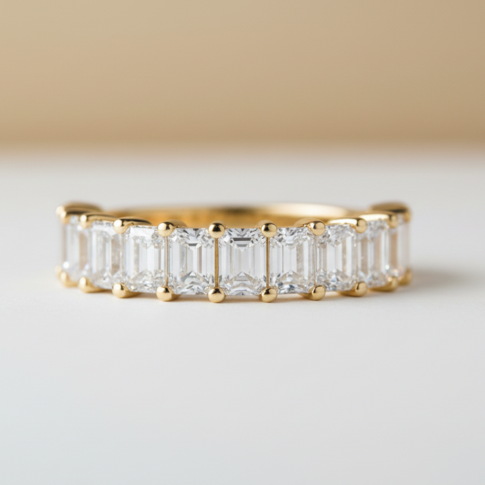 Alliance en or 14 carats pour elle | Bague semi-éternité avec diamant taille émeraude de 2,20 carats