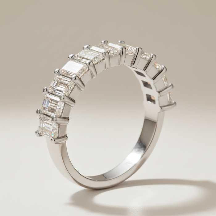 Alliance en or 14 carats pour elle | Bague semi-éternité avec diamant taille émeraude de 2,20 carats