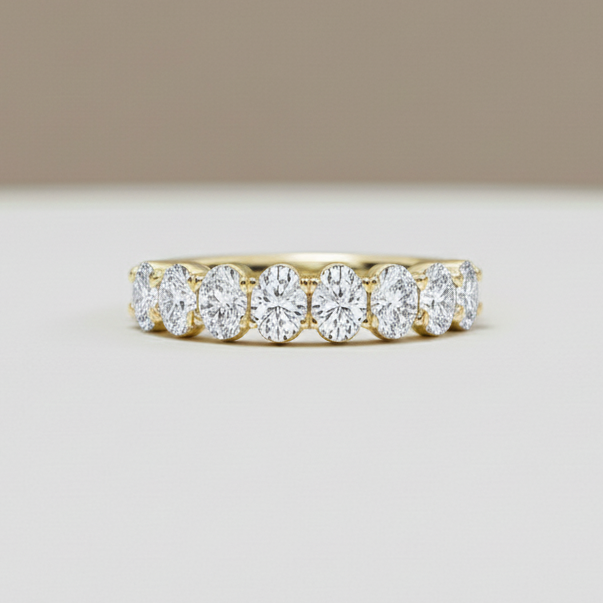 Bague demi-éternité avec diamants de laboratoire ovales