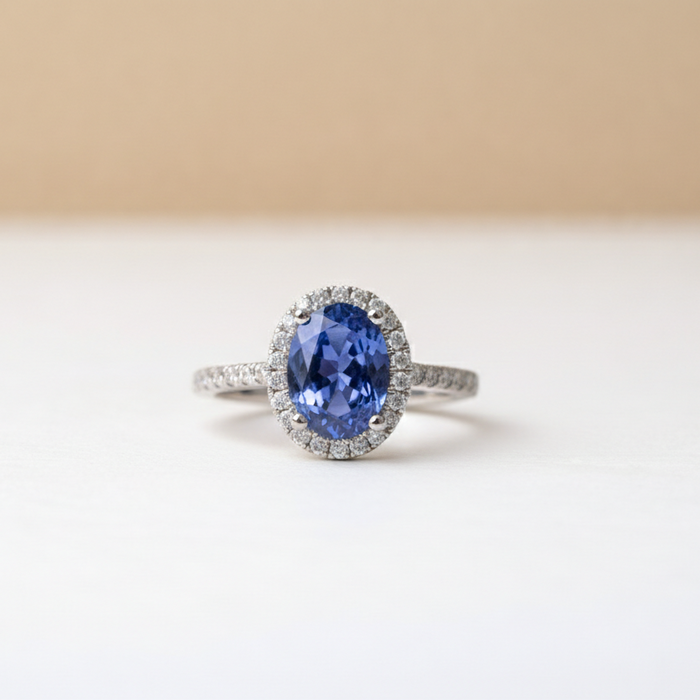 Bague ovale en tanzanite et diamants avec halo
