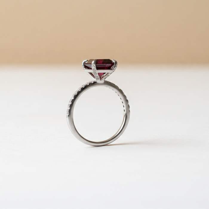 Bague grenat et diamants taille émeraude