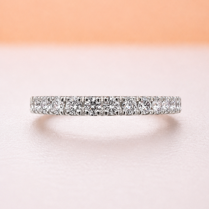 Bande semi-éternité pavée de diamants de laboratoire 0,38 ct en or blanc 14k